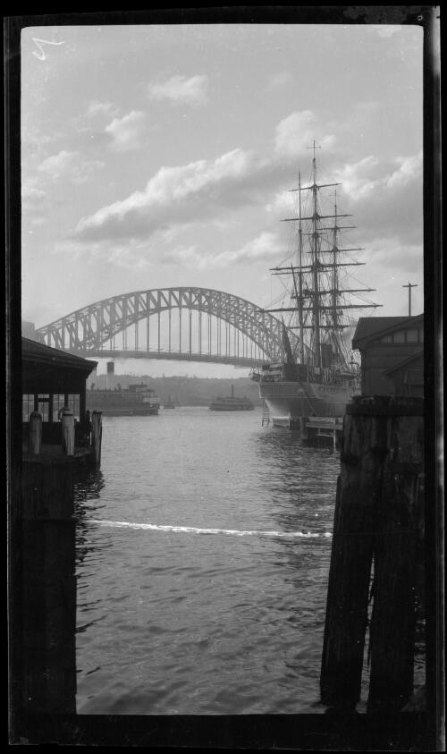 Bridge from Circular Quay, Chilean training ship on right [picture] / Harold Cazneaux