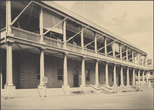 The Mint building, Macquarie Street, Sydney, approximately 1915, 2 / Harold Cazneaux