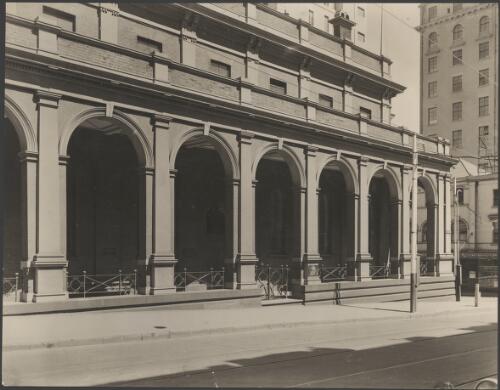 The Supreme Court, Sydney, approximately 1920 / Harold Cazneaux