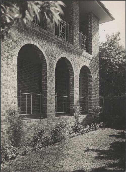 Two storey house with brick arches / Harold Cazneaux