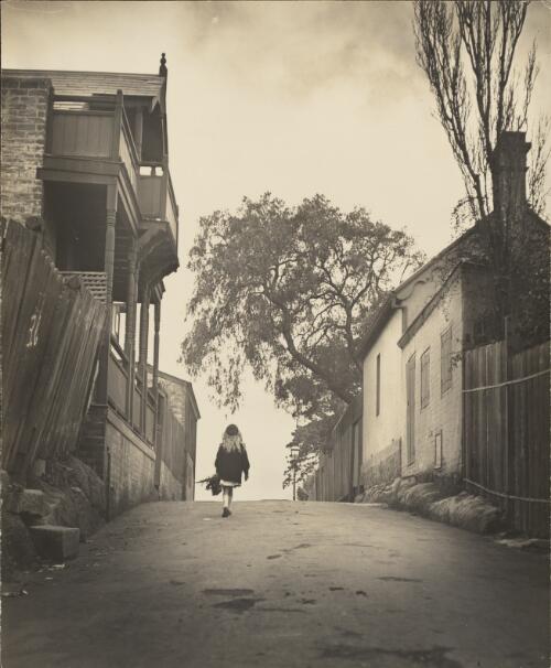 Going home, North Sydney, New South Wales, 1910 / Harold Cazneaux
