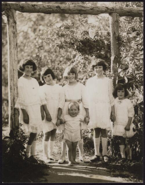 Jean, Carmen, Beryl, Harold, Rainbow and Joan Cazneaux at Ambleside, Rosville, New South Wales, 1922 / Harold Cazneaux