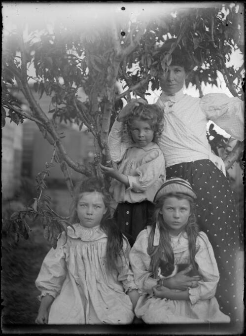 [Mrs W.H. Corkhill with her children, Norman, Pearl and Edith] [picture] / [William Henry Corkhill]