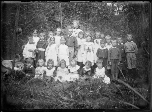 [Corunna school children with teacher Miss Elizabeth Ellen Smith] [picture] / [William Henry Corkhill]
