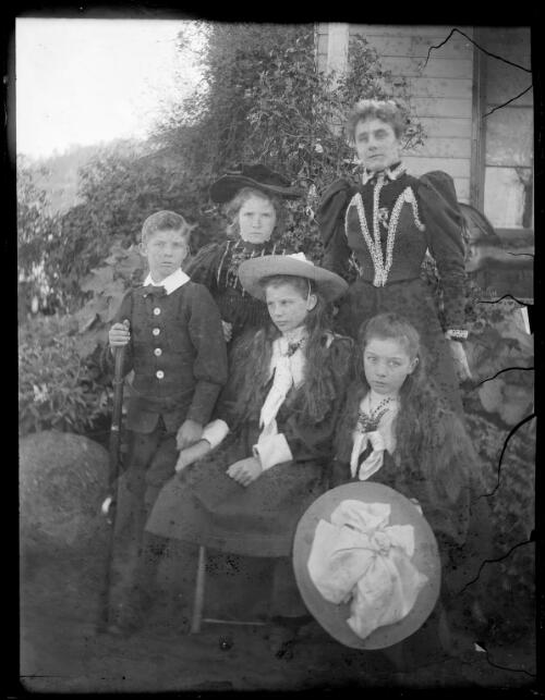 [Norman Corkhill, Edith Seccombe, Edith and Pearl Corkhill and Miss Walter, governess] [picture] / [William Henry Corkhill]