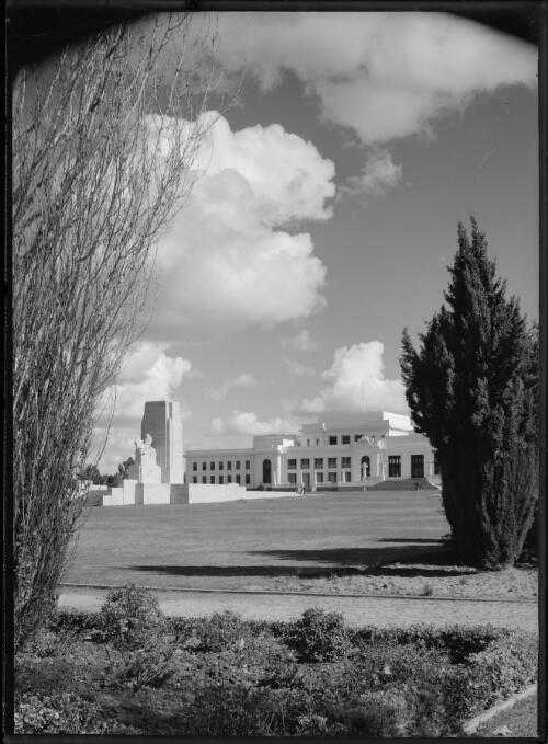 [Parliament House from Parkes Place, Canberra, 1] [picture] / R.C. Strangman