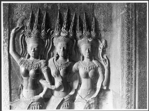 [Devatas, first gallery, Angkor Vat, Khmer art] [picture] / Yves Coffin