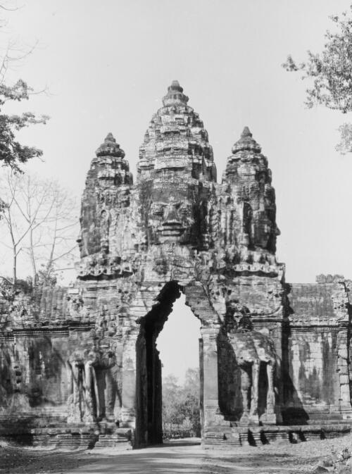 [Northern gates of Angkor Thom, view from the south] [picture] / Yves Coffin