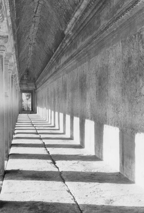 [Angkor Wat, view of third gallery with reliefs] [picture] / Yves Coffin
