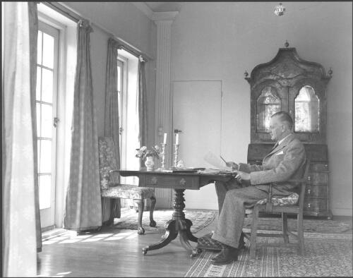 [Portrait of Martin Boyd seated at his desk in his home "Plumstead" near Cambridge, England, 1947, 6] [picture] / Lettice Ramsey