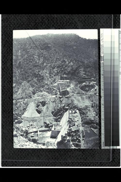 Burrinjuck Dam being constructed [picture]