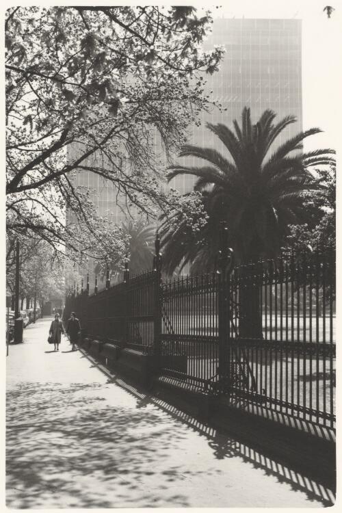 ICI House Nicholson Street and the wrought iron fence of the Parliament Gardens in front, ca.1960 [picture] / Mark Strizic
