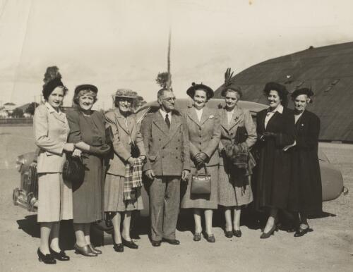 Nancy Brown with seven other people, Brisbane [picture] / H.B. Green & Co
