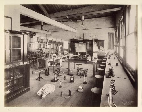 [A classroom with a display of machinery at Sydney Technical College, 1889] [picture] / C. Bayliss