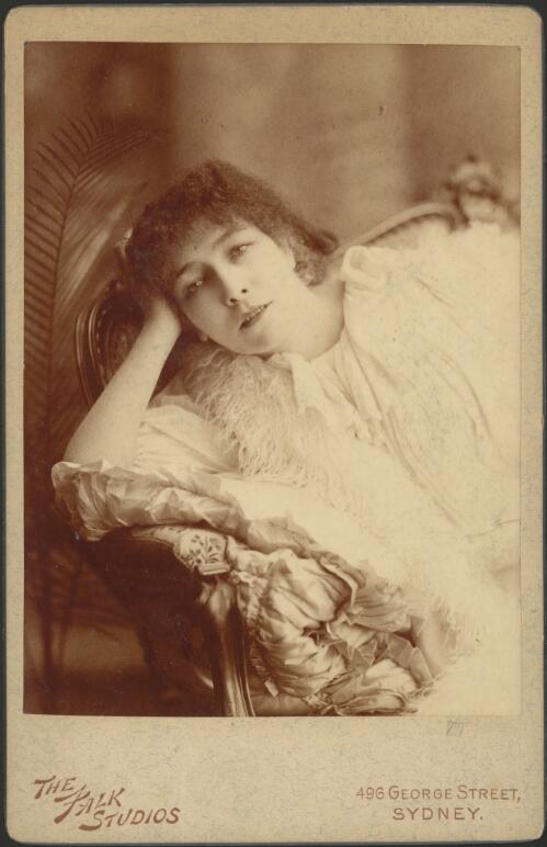 Portraits of Sarah Bernhardt as Marguerite Gautier in La Dame aux camelias [1] [picture] / The Falk Studios