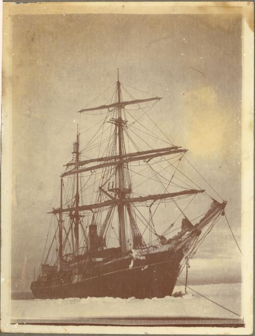 Album of photographs of the Shackleton Antarctic expedition, 1907-1909 [picture]