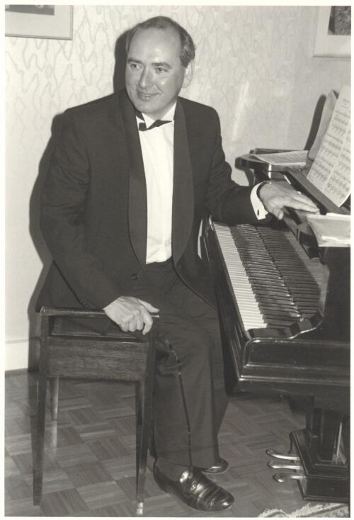Portrait of  Michael Easton, composer, at a concert in Toorak, [Victoria], 1992 [picture] / Joyce Evans