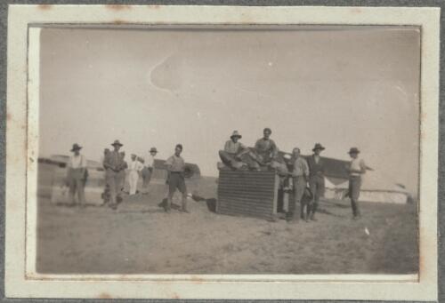 Group portrait of Australian soldiers in the desert, Middle East, ca. 1917 [picture] / Walter Henry Shiers