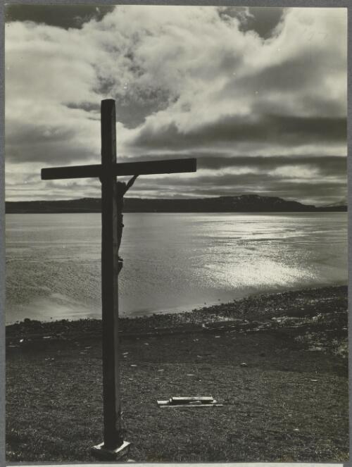 A cross erected by the members of the French scientific mission at Port Jeanne D'arc, Kerguelen Islands, ca. 1930 [picture] / Frank Hurley