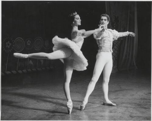 Marilyn Jones and Garth Welch in the grand pas de deux from The Nutcracker, The Australian Ballet, 1963 [picture] / Eric Smith