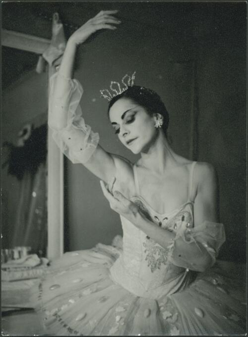 Kathleen Gorham as Aurora in The sleeping princess, Borovansky Ballet [picture] / W.F. Stringer