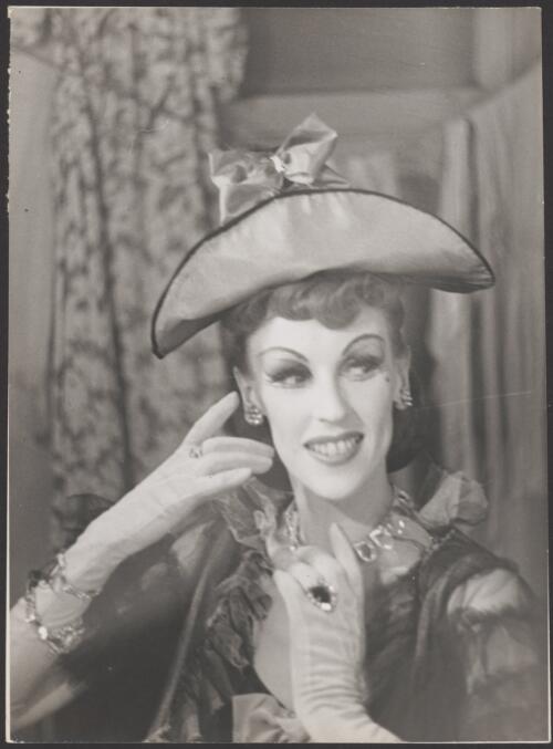 Joyce Graeme in Bar aux Folies-Bergère, Ballet Rambert Australian tour, 1947-1949 [picture] / Jean Stewart, Toorak