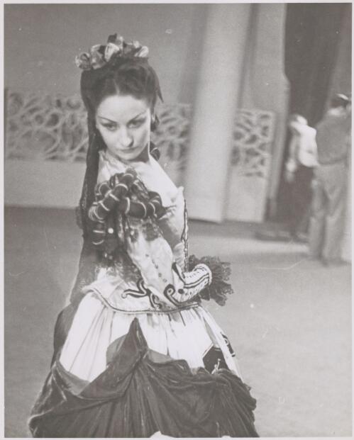Sara Luzita in Spanish divertissement, Princess Theatre, Melbourne, 29 December 1947, Ballet Rambert Australian tour, 1947-1949 [1] [picture] / Jean Stewart, Toorak