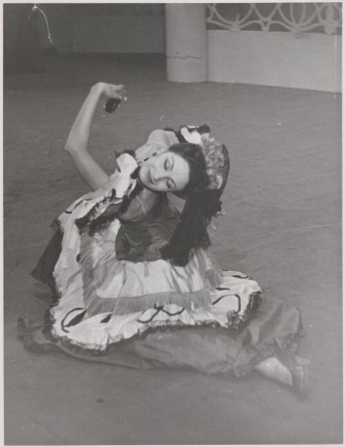 Sara Luzita in Spanish divertissement, Princess Theatre, Melbourne, 29 December 1947, Ballet Rambert Australian tour, 1947-1949 [2] [picture] / Jean Stewart, Toorak