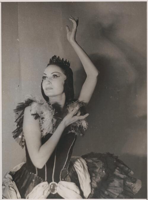 Sara Luzita as the Italian Ballerina in Gala performance, 15 January 1948, Princess Theatre, Melbourne, Ballet Rambert Australian tour, 1947-1949 [picture] / Jean Stewart, Toorak