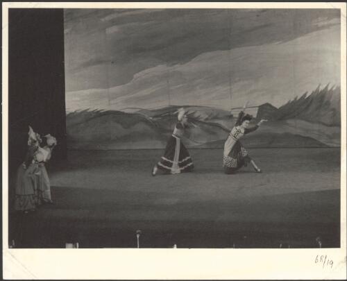 Dorothy Stevenson and Jonet Wilkie in En Saga, Borovansky Ballet, 1941[2] [picture] / Hugh P. Hall