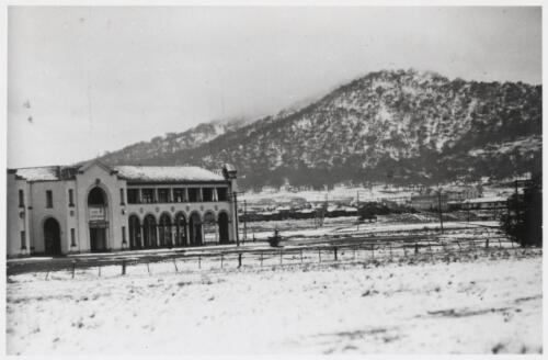 Portion of city shops and Mount Ainslie under snow [picture] / W.J. Mildenhall