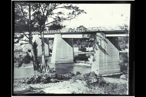 Bridge over Murrumbidgee River [picture] / W.J. Mildenhall