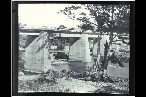 Bridge over Murrumbidgee River [picture] / W.J. Mildenhall