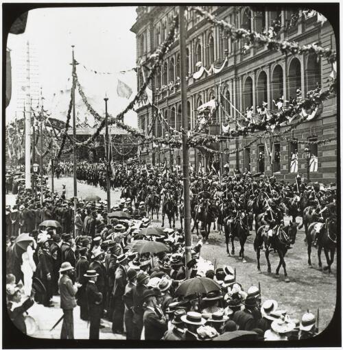 Parade passing Colonial Secretary's Office in Bridge Street, Sydney, during Federation celebrations, 1901 [picture] / W.J. Mildenhall