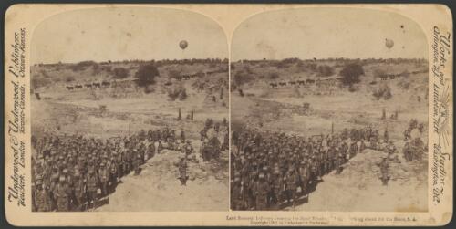 Lord Roberts' infantry crossing the Zand River, South Africa, 1900 [picture] / Underwood and Underwood