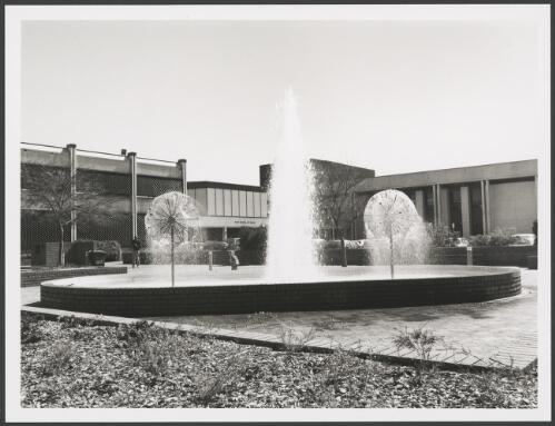 Dubbo Council Offices Chambers and Art Gallery [picture] / Brendan Bell