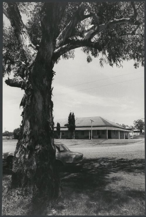 Somerton Hotel, New South Wales, ca. 1972 [picture] / Bruce Howard