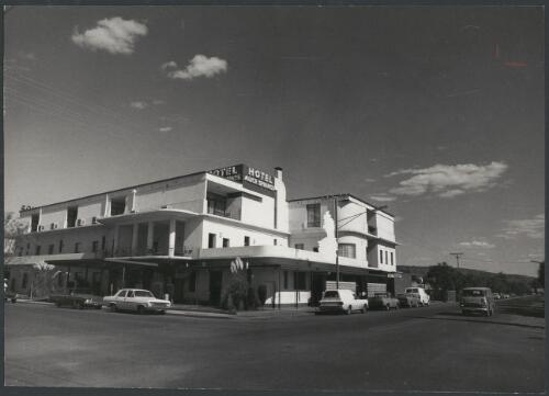Alice Springs Hotel, Northern Territory, ca. 1972 [picture] / Bruce Howard