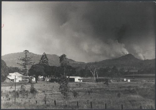 Bushfire on the hills and threatening the hotel at Kuttabul, Queensland, ca. 1972 [picture] / Bruce Howard