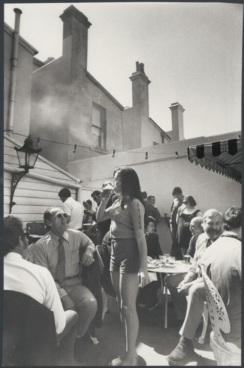 Backyard lunch at the Grand National, Paddington, New South Wales, ca. 1972 [picture] / Bruce Howard