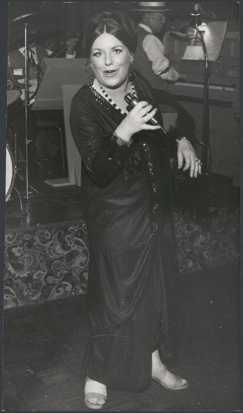 Rita Hammond, singing at Your Father's Moustache, East Perth Hotel, Perth, Western Australia, ca. 1972 [picture] / Bruce Howard