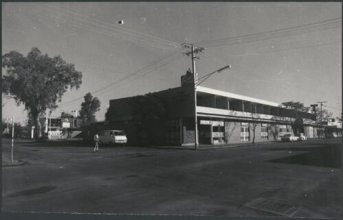 Stuart Arms Hotel, Alice Springs, Northern Territory, ca. 1972, 1 [picture] / Bruce Howard