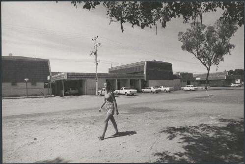 Crossways Hotel, Katherine, Northern Territory, ca. 1972 [picture] / Bruce Howard