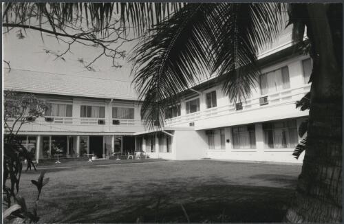 Hotel Darwin, Northern Territory, ca. 1972 [picture] / Bruce Howard