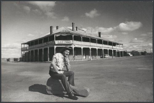Slim Dusty at the pub with no beer, the Palace Hotel, Southern Cross, Western Australia, ca. 1972, 1 [picture] / Bruce Howard