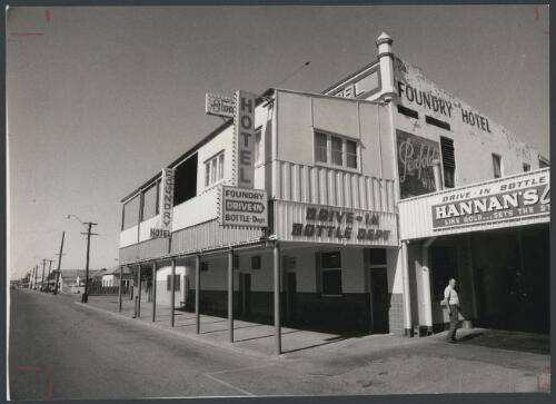 Foundry Hotel with publican, Jim Larcombe on right, Kalgoorlie, Western Australia, ca. 1972 [picture] / Bruce Howard