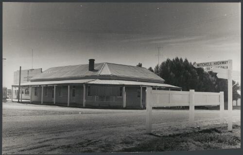 Riverview Hotel, North Bourke, New South Wales, ca. 1972 [picture] / Bruce Howard