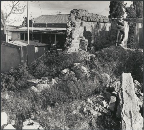 Mine host of the Silverton Hotel, George Weir, in the ruins, Silverton, New South Wales, ca. 1972, 1 [picture] / Bruce Howard