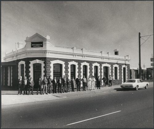 Customers in front of the hotel at Braybrook, Victoria, 1973, 2 [picture] / Bruce Howard