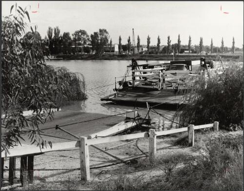 Berri Community Hotel with the Murray River and punt in the foreground, Berri, South Australia, ca. 1972 [picture] / Bruce Howard